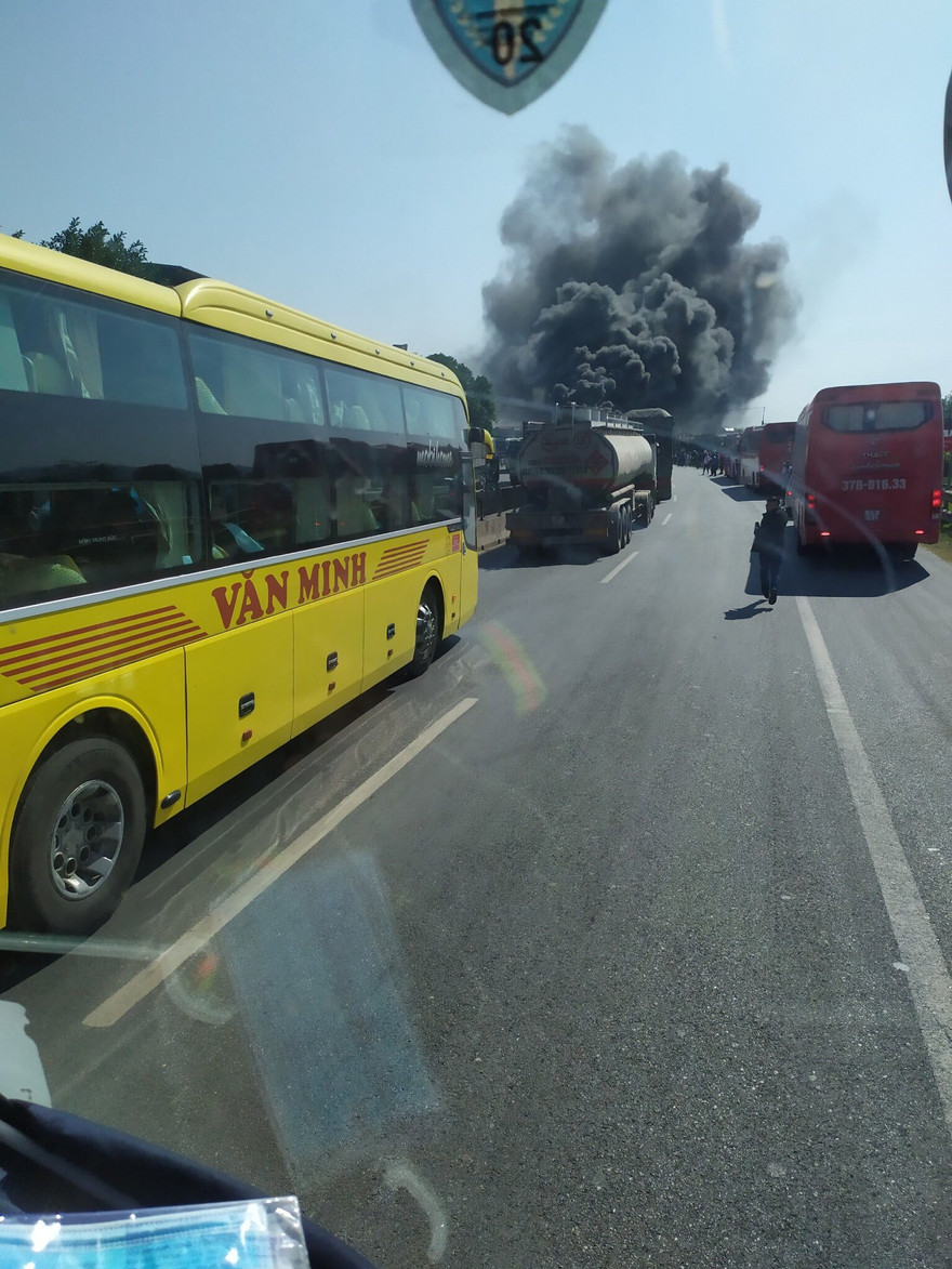 Xe khách 2 tầng bốc cháy dữ dội