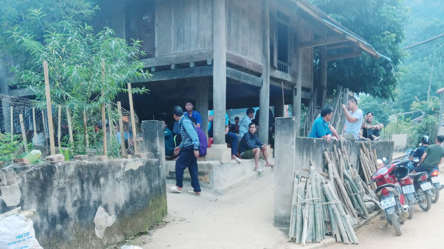 Nhiều người đến chia buồn với gia đình nạn nhân