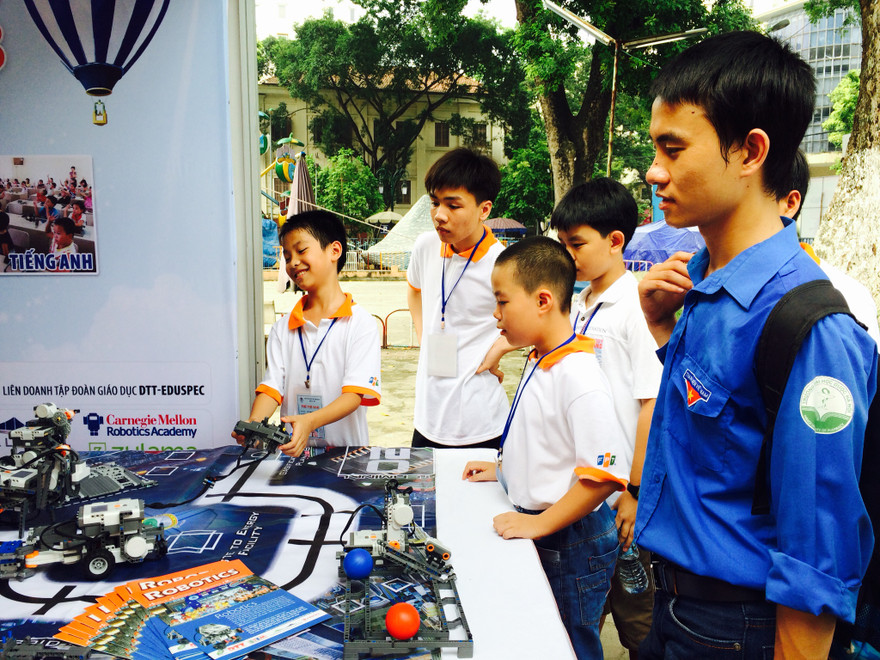 Thí sinh thử nghiệm điều khiển robot, sản phẩm của Công ty cổ phần công nghệ DTT tại triển lãm các sản phẩm công nghệ thông tin. Ảnh: Hải Yến