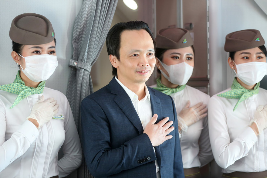 Chủ tịch Bamboo Airways xuất hiện tặng quà hành khách trước thềm Quốc khánh 2/9