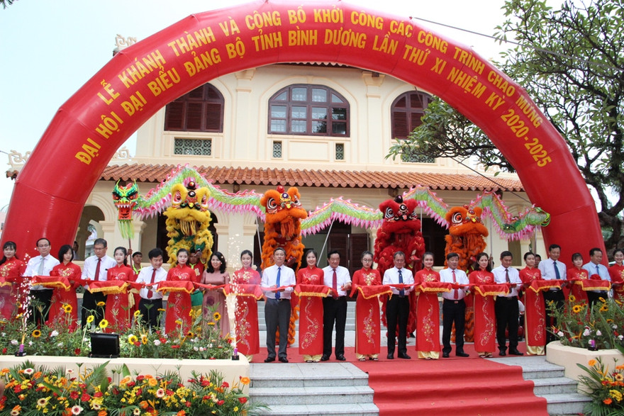 Lãnh đạo tỉnh Bình Dương cắt băng khánh thành nhà truyền thông TP Thủ Dầu Một