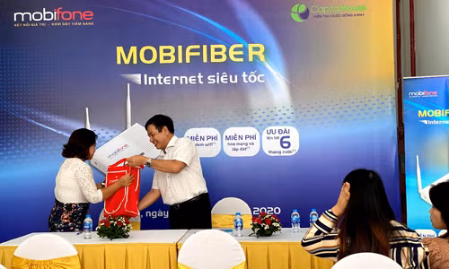 Những khách hàng đầu tiên sử dụng dịch vụ internet cố định băng thông rộng (MobiFiber) của nhà mạng MobiFone