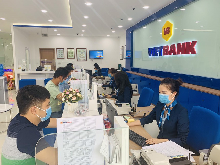 Khách hàng đến giao dịch tại Vietbank