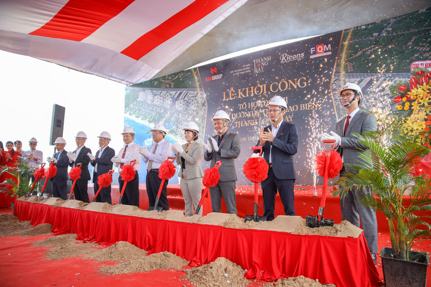 Đại diện chính quyền Bình Thuận, Ban Lãnh đạo Tập đoàn Nam Group, đối tác thi công Ricons và đối tác tư vấn FQM tham gia nghi lễ khởi công dự án Tổ hợp Nghỉ dưỡng và Thể thao biển Thanh Long Bay