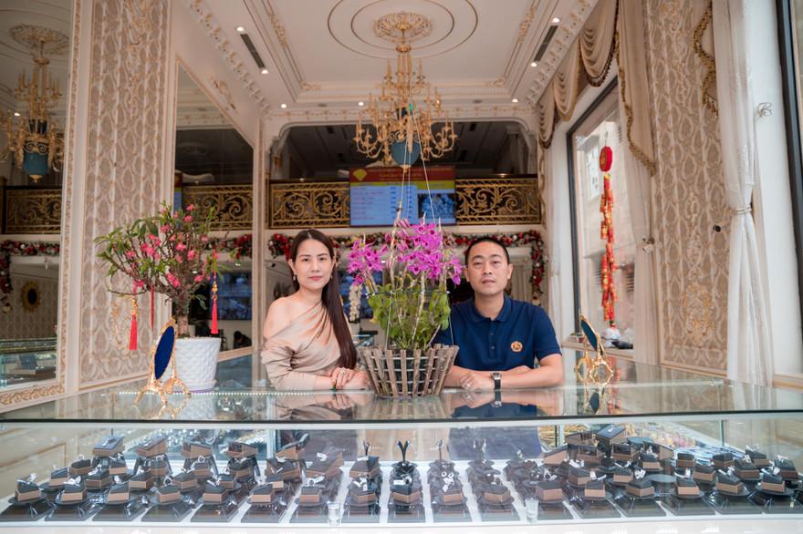 Với bản tính yêu chuộng cái đẹp, việc kinh doanh mặt hàng trang sức đắt giá này khiến anh Bùi Dũng càng làm càng tâm huyết và say mê
