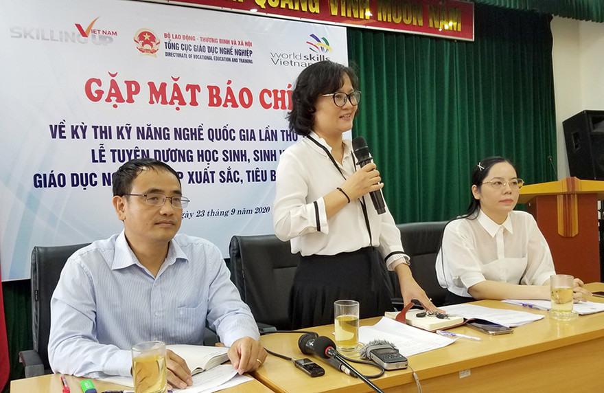 Nguyễn Thị Việt Hương (giữa) - Phó Tổng Cục trưởng Tổng cục Giáo dục Nghề nghiệp (Bộ LĐ-TB&XH) thông tin về Kỳ thi Kỹ năng nghề quốc gia lần thứ 11. Ảnh: Phạm Thanh