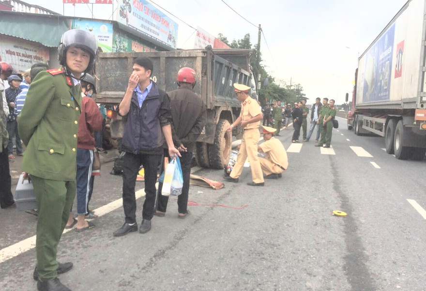 Xe tải lùi không quan sát cán chết phụ nữ đi xe máy