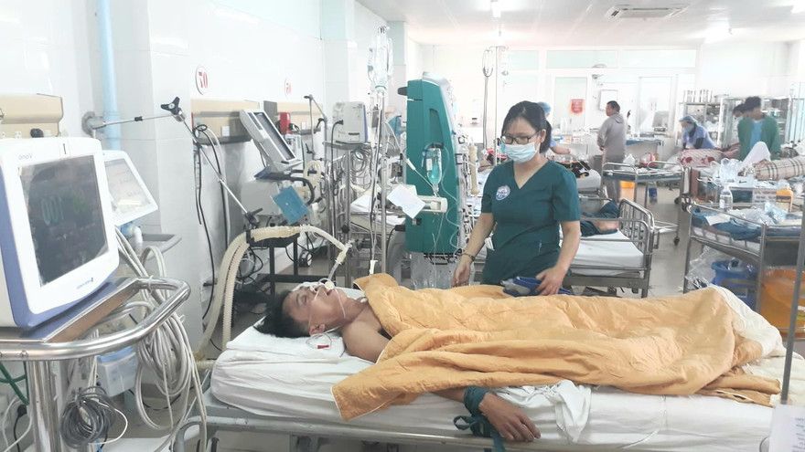 Ông Nguyễn Văn Nhật, Trưởng Trạm y tế xã Triệu Độ đang điều trị tại Khoa Hồi sức tích cực-chống độc Bệnh viện Đa khoa tỉnh Quảng Trị. Ảnh: Ngọc Vũ