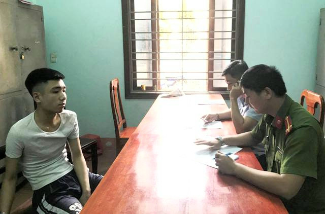 Đối tượng Trương Duy Phương (trái) tại Cơ quan Công an