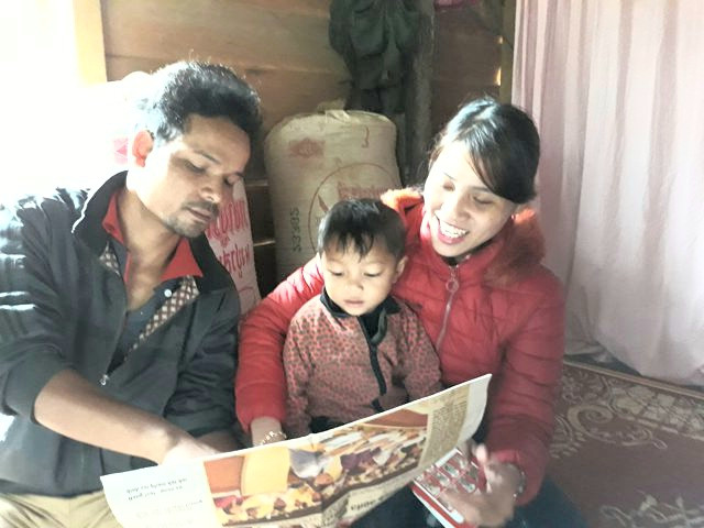 Cháu Hồ Mạnh Anh mới 3 tuổi đã biết đọc chữ và số. Ảnh: H.Thơ