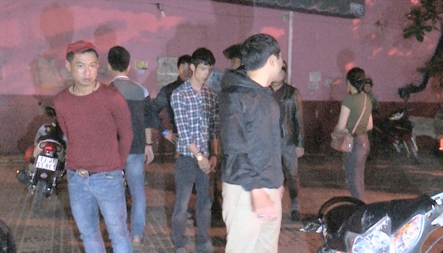 Các đối tượng sử dụng ma túy trong quán karaoke Táo Đỏ bị lực lượng chức năng bắt giữ. Ảnh: C.A