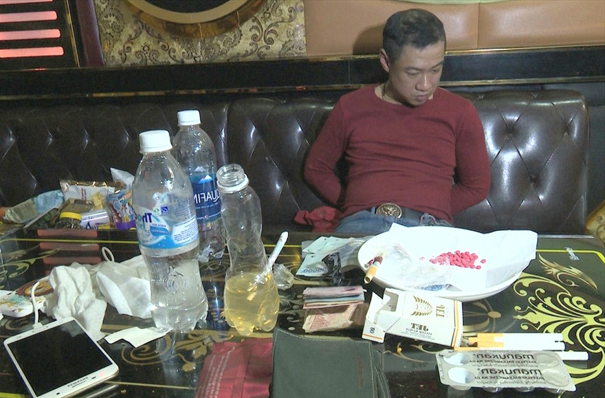 Đối tượng Nguyễn Thái Tân bị bắt tại phòng hát karaoke Táo Đỏ lúc 23h đêm 20/12. Ảnh: CA