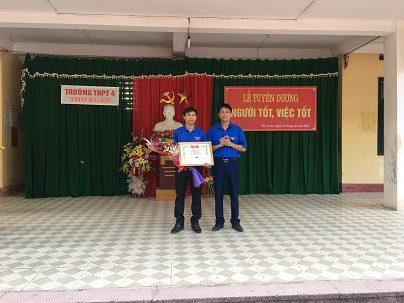 Trao tặng bằng khen cho thầy giáo cứu học sinh đuối nước