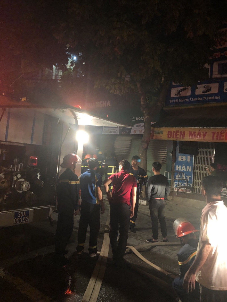 Cháy rụi cửa hàng điện thoại nghi do chập điện