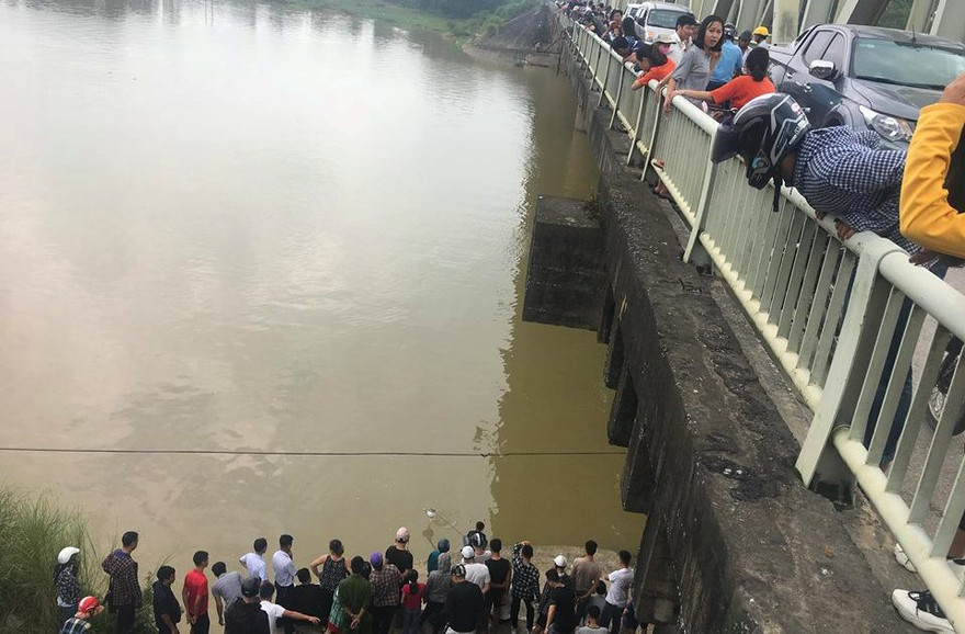 Thanh niên nhảy cầu Hàm Rồng