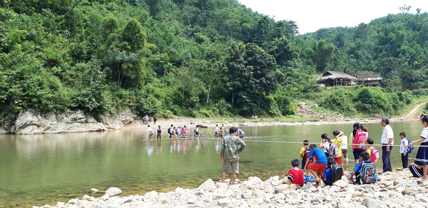 Học sinh vất vả bè mảng qua sông Ken