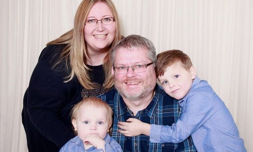 Lisa và chồng chụp ảnh cùng Toby và con trai thứ hai. Bé Toby hiện đã 3 tuổi. Ảnh: The Sun.