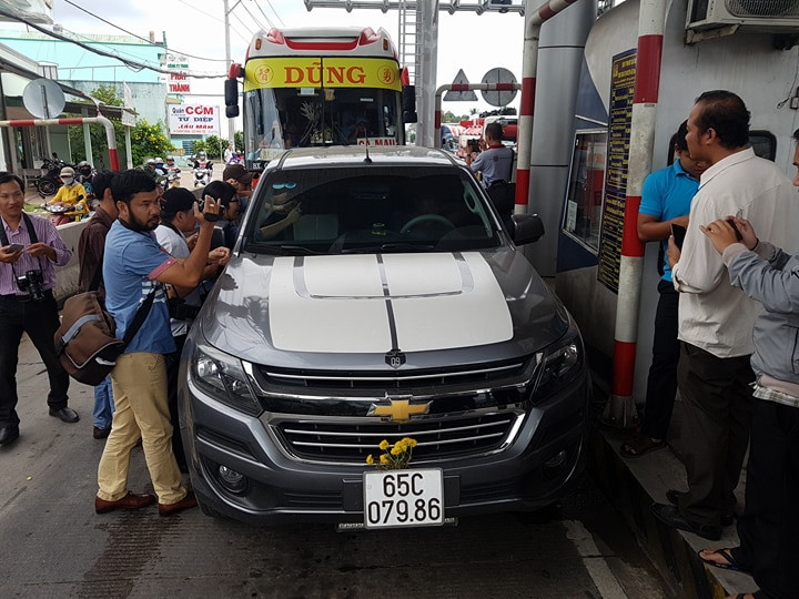 Tài xế đỗ xe 'ăn vạ', BOT Cần Thơ-Phụng Hiệp lúc xả, lúc thu