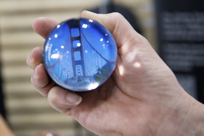 Quả cầu pha lê có khả năng phát video 360 độ ngay từ bên trong 