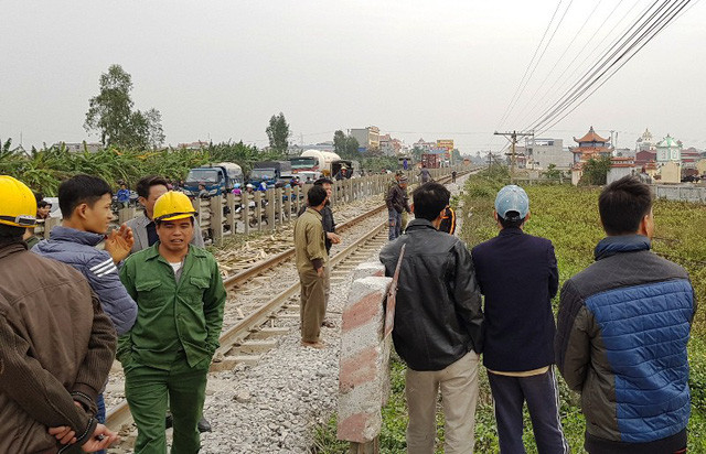 Hiện trường vụ tai nạn làm 2 người từ vong do va chạm với tàu hỏa