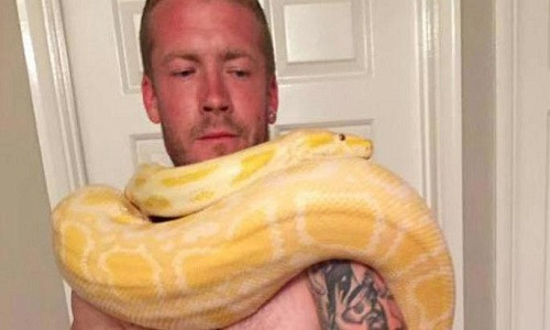 Branson để con trăn quấn quanh vai. Ảnh: Twitter.