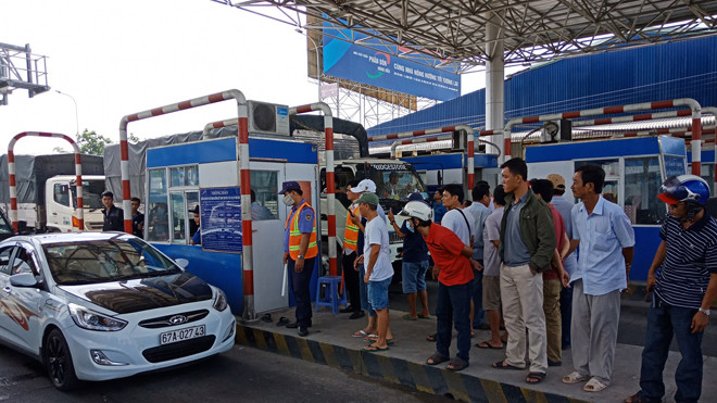 Nhiều người tập trung tại cabin để phản đối trạm thu phí T2 đặt sai vị trí - Ảnh: Kim Hà. 