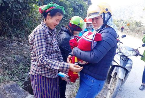 Các cô giáo đã đỡ đẻ thành công cho sản phụ ngồi bên đường