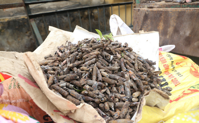 Các đầu đạn được thu sau vụ nổ ở Bắc Ninh. Ảnh: Gia Chính.