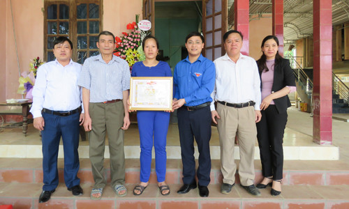 Ban thường vụ Tỉnh Đoàn Thanh Hóa tặng bằng khen cho thủ môn Bùi Tiến Dũng. Ảnh: Hoàng Lam