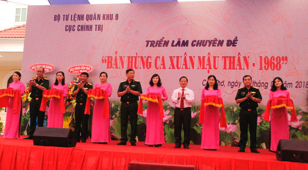 Cắt băng khai mạc triển lãm.