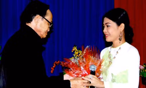 Soạn giả Trọng Nguyễn trao giải cho NS cải lương Hoa Phượng (Cà Mau) gương mặt trẻ