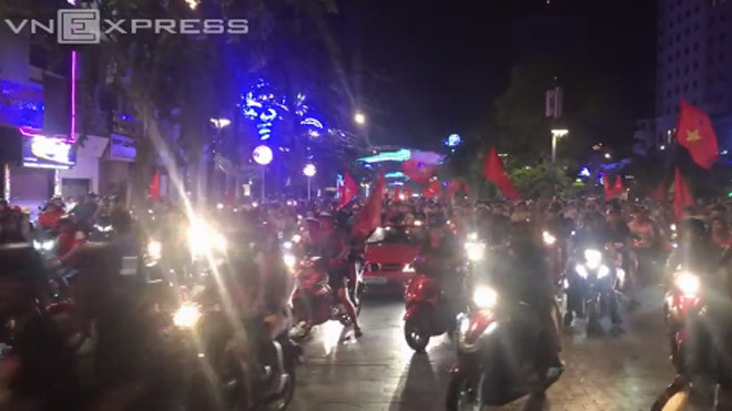 Hàng trăm xe ở Sài Gòn bị tạm giữ sau trận 'bão đêm'