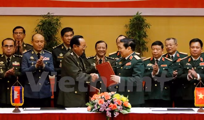 Lãnh đạo hai Bộ trao đổi Kế hoạch hợp tác giữa hai Bộ Quốc phòng Việt Nam và Campuchia trong năm 2018. (Ảnh: Phạm Kiên/Vietnam+)