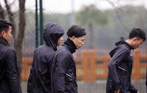 Công Phượng và các đồng đội gặp khó vì trời quá lạnh. Ảnh: Đoàn Huynh.