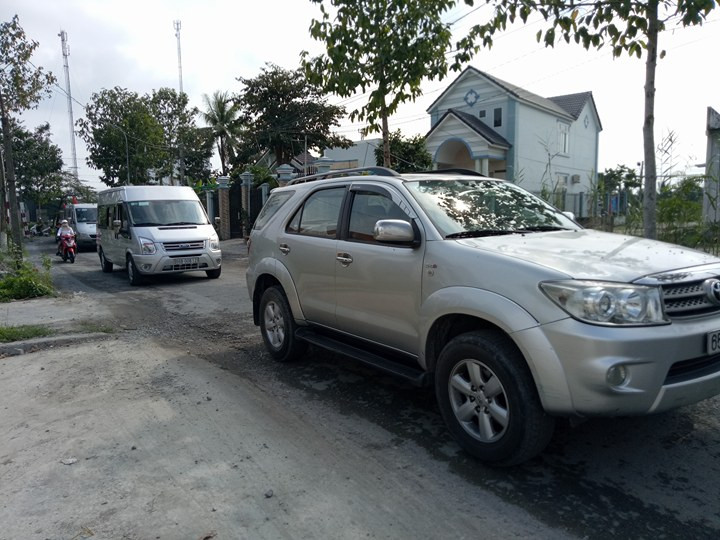 Xe 'lũ lượt' né BOT Cần Thơ – Phụng Hiệp đi vào đường dân sinh