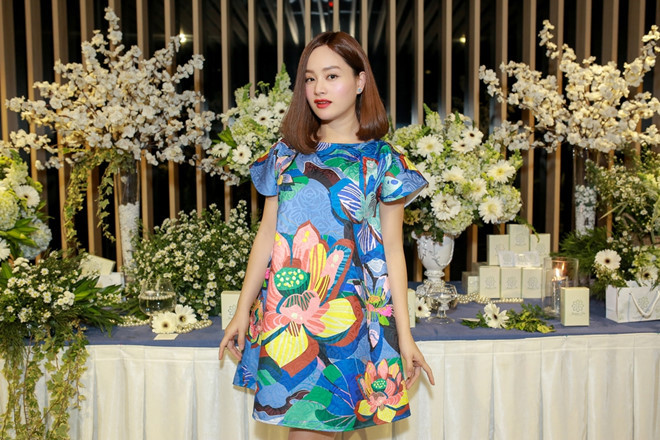 Lan Phương mang bầu 5 tháng và tăng 10 kg. 