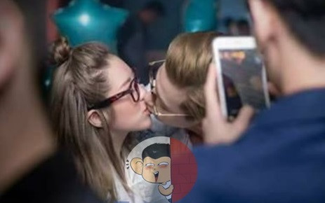 Bức ảnh hôn cô gái khiến Ngọc Hưng bị chỉ trích. Ảnh: FB.