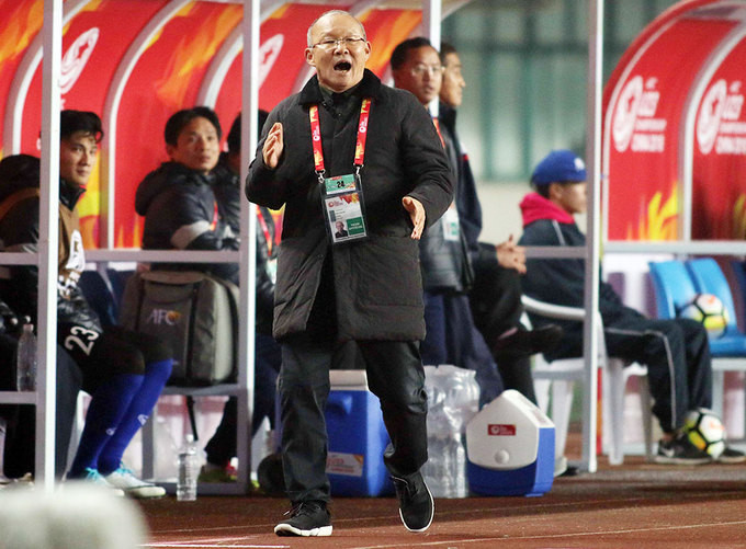 HLV Park Hang-seo nép sau khu kỹ thuật vì quá căng thẳng 