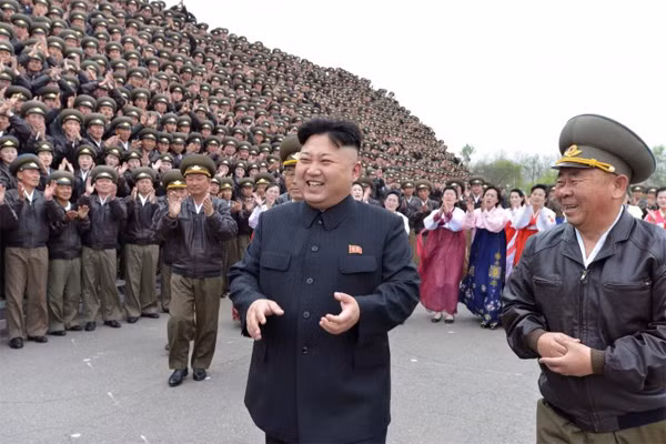 Lãnh đạo Triều Tiên Kim Jong Un dành phần lớn nguồn lực cho quân sự. (Ảnh: KCNA/Reuters)