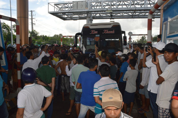 Xe chở thi hài kẹt hàng giờ ở trạm BOT Sóc Trăng