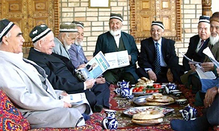 Đàn ông ngồi xếp chân để thưởng thức trà bánh đặt trực tiếp trên thảm. Ảnh: Travel central.