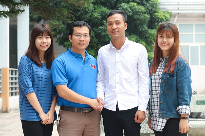 Vũ Huy Cảng (áo trắng) được tuyên dương vì hành động tìm trả lại số tiền 320 triệu đồng cho hành khách bỏ quên khi đi xe ôm