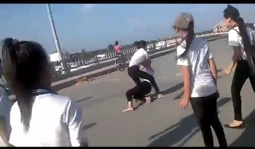 Máu đại ca nổi lên học sinh đánh nhau như trâu chọi: Giáo viên nói gì?