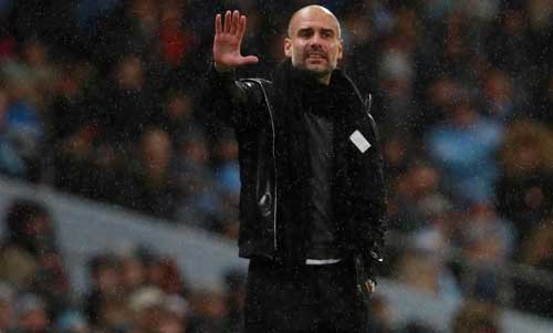 Guardiola xót xa vì cầu thủ bị bòn rút sức lực. Ảnh: Reuters.