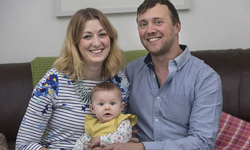 Gia đình Watson hạnh phúc chào đón thành viên mới - cô bé Molly.