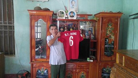 Ông Bùi Văn Khánh, cha đẻ của thủ môn Bùi Tiến Dũng và tiền vệ Bùi Tiến Dụng. Ảnh: Đức Huy