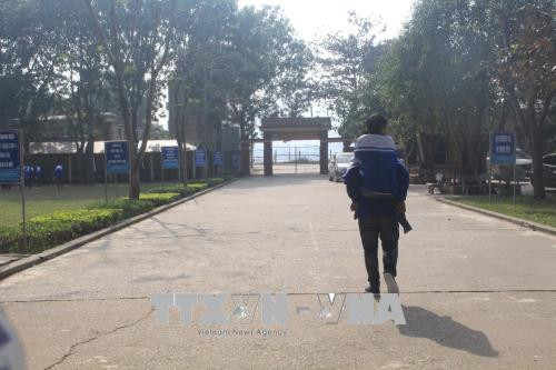 Đôi bạn thân hàng ngày cõng nhau đến trường. Ảnh: Hoa Mai/TTXVN