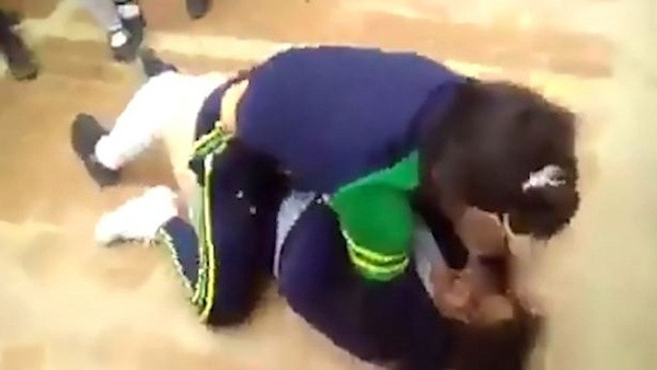 Hai nữ sinh ẩu đả kịch liệt giữa trường, bạn bè vô cảm