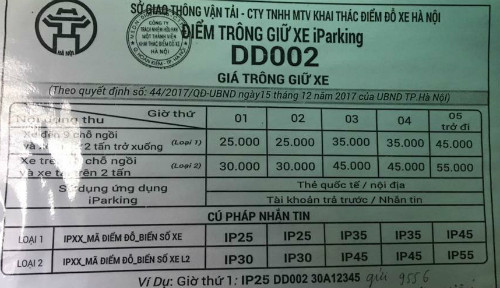 Bảng giá trông giữ xe tính theo giờ ở quận Đống Đa. Ảnh: Phong Sơn