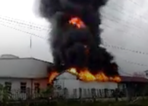 Ngọn lửa bốc lên ở kho chứa keo dán đế giầy của Công ty TNHH sản xuất giầy Easily, khu công nghiệp Tân Liên, huyện Vĩnh Bảo (Hải Phòng). Ảnh: CVT